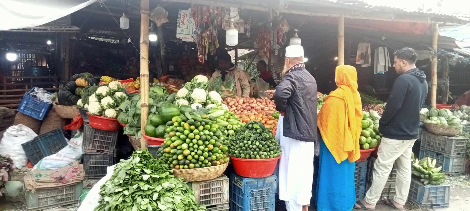 নড়াইলে পর্যাপ্ত শীতকালীন সবজি  কিন্তু দামে আগুন