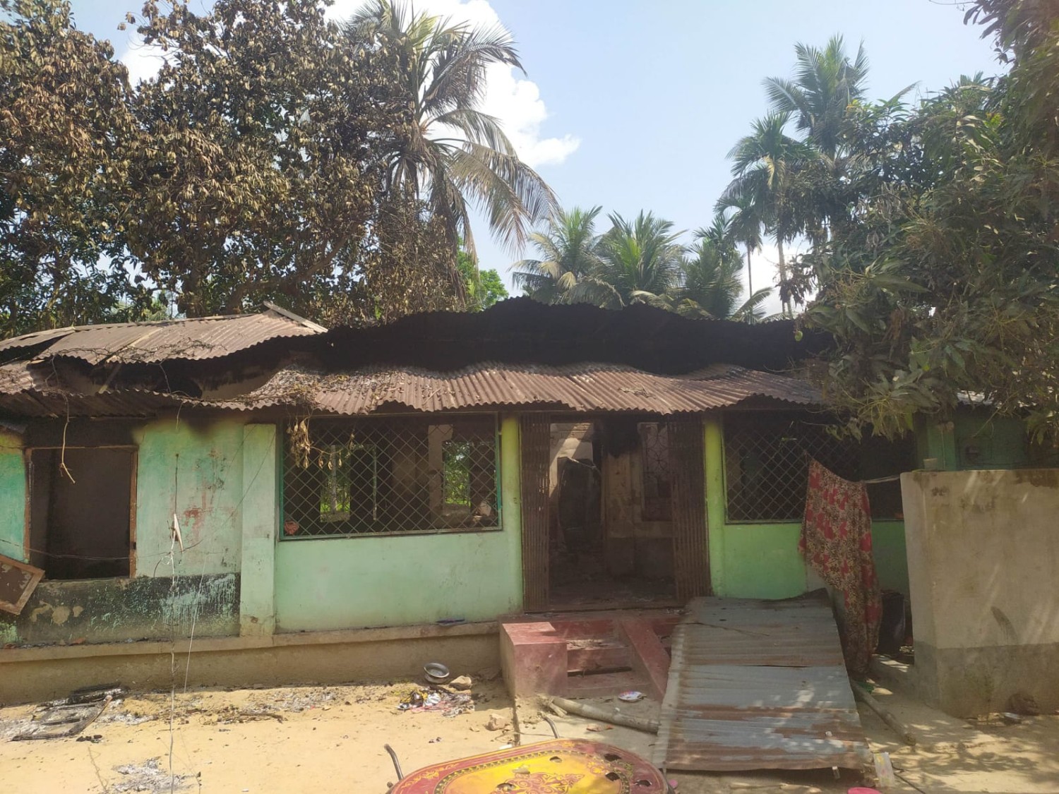 কালিয়ায় হত্যার জেরে প্রতিপক্ষের বাড়িঘর ভাঙচুর, লুটপাট ও অগ্নিসংযোগ