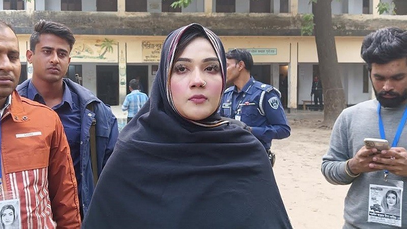 ট্রাক’ নিয়ে খাদে পড়লেন মাহিয়া মাহি