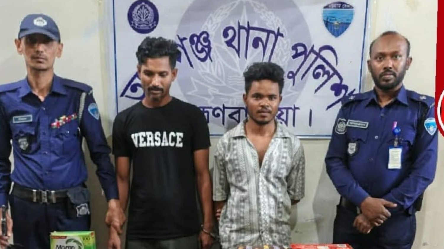আশুগঞ্জে কাভার্ডভ্যান ভর্তি ভারতীয় পণ্যসহ ২ চোরাকারবারী গ্রেফতার