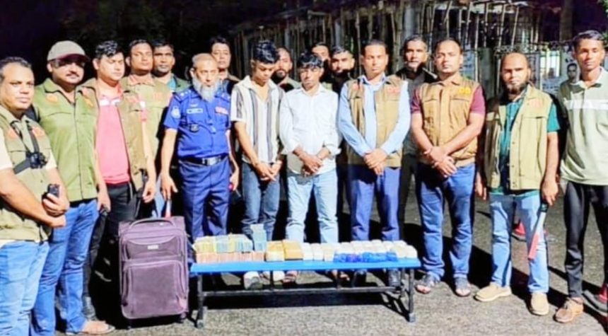 গোপালগঞ্জে ডিবির অভিযানে মাইক্রোবাস থেকে ৬৪ হাজার ইয়াবা উদ্ধার, আটক ২