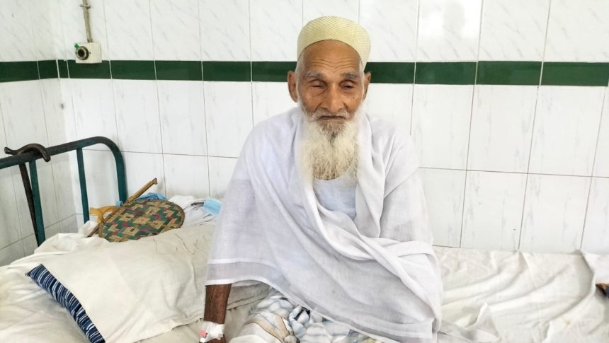 বাঁশের আঘাতে পায়ে ইনফেকশন, বোদা হাসপাতালে ১১৫ বছরের আব্দুর রহমান
