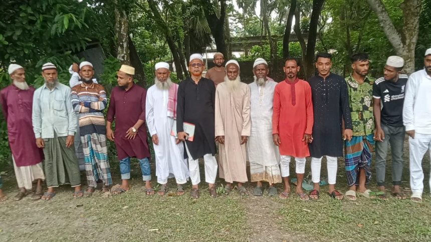 নড়াগাতীতে কবরস্থানের জায়গা দখলের অভিযোগে মানববন্ধন