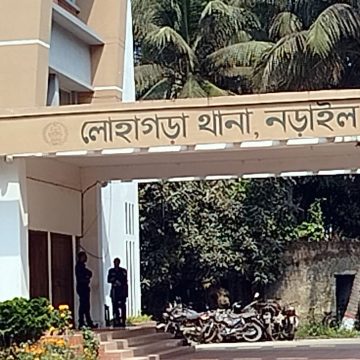 লোহাগড়ায় আধিপত্য বিস্তার নিয়ে দুই পক্ষের সংঘর্ষ, নিহত ১ আহত অন্তত ১০, আটক ১; বাড়িঘরে হামলা-ভাঙচুর ও লুটপাটের অভিযোগ