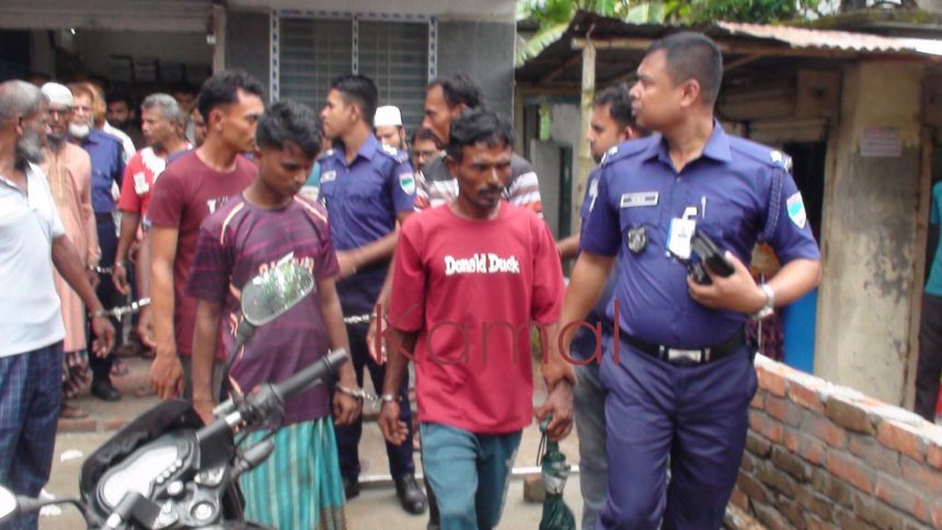 নড়াগাতীর কলাবাড়িয়ার ১১ জন দেশীয় অস্ত্রসহ নড়াইল আদালত চত্বর থেকে আটক